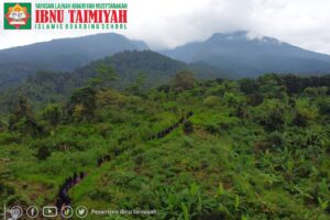 Read more about the article Hiking Santriwati Menjelang Libur Semester Ganjil TP 2023/2024