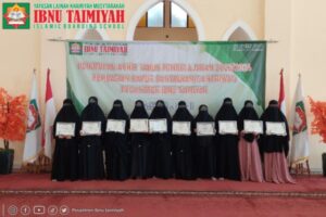 Read more about the article Penutupan Akhir Tahun Pembelajaran 2023/2024 & Pembagian Rapor Santriwati Pesantren Ibnu Taimiyah
